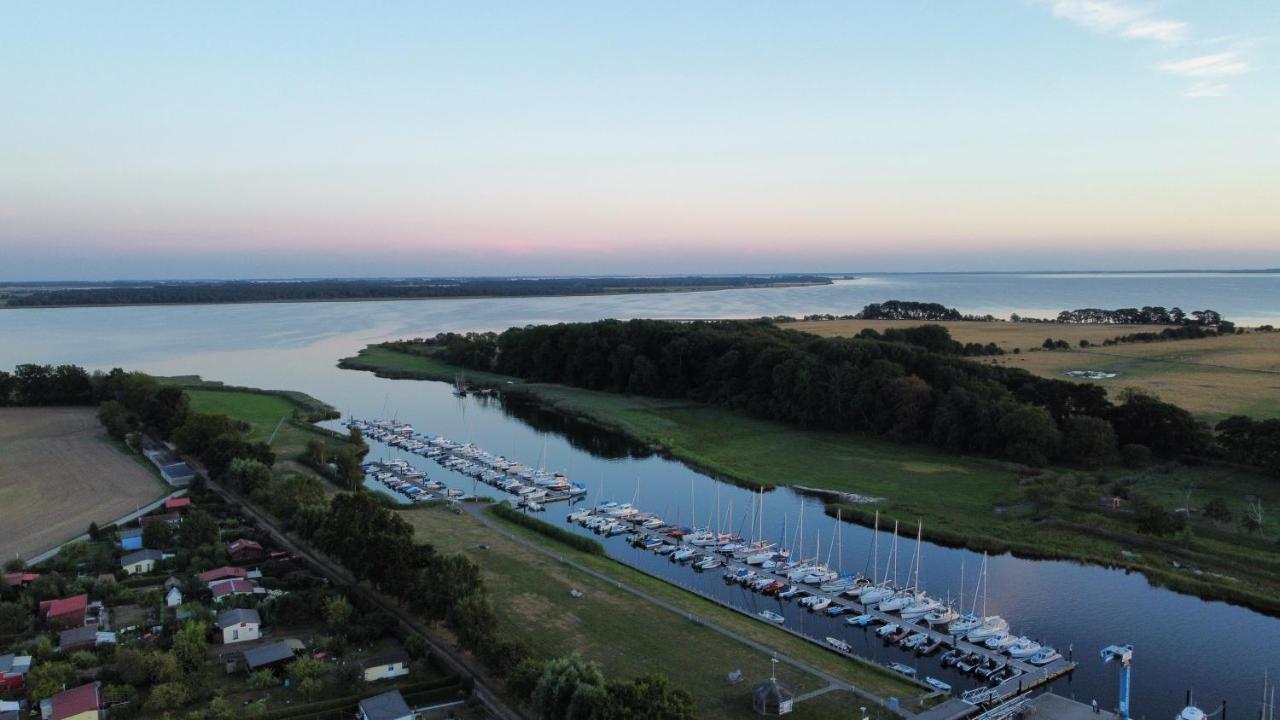 Ruegenferienhaus - Schaprode Hafen Екстер'єр фото