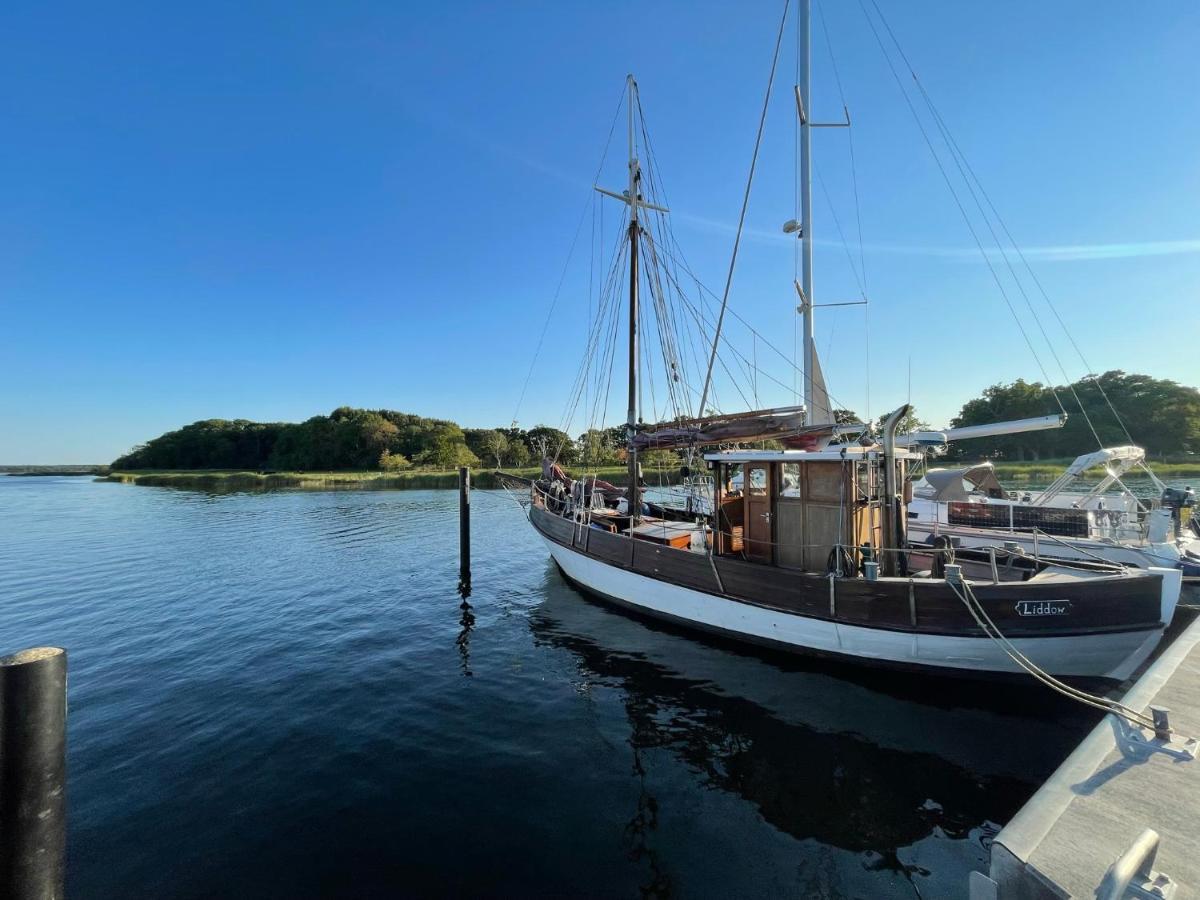 Ruegenferienhaus - Schaprode Hafen Екстер'єр фото