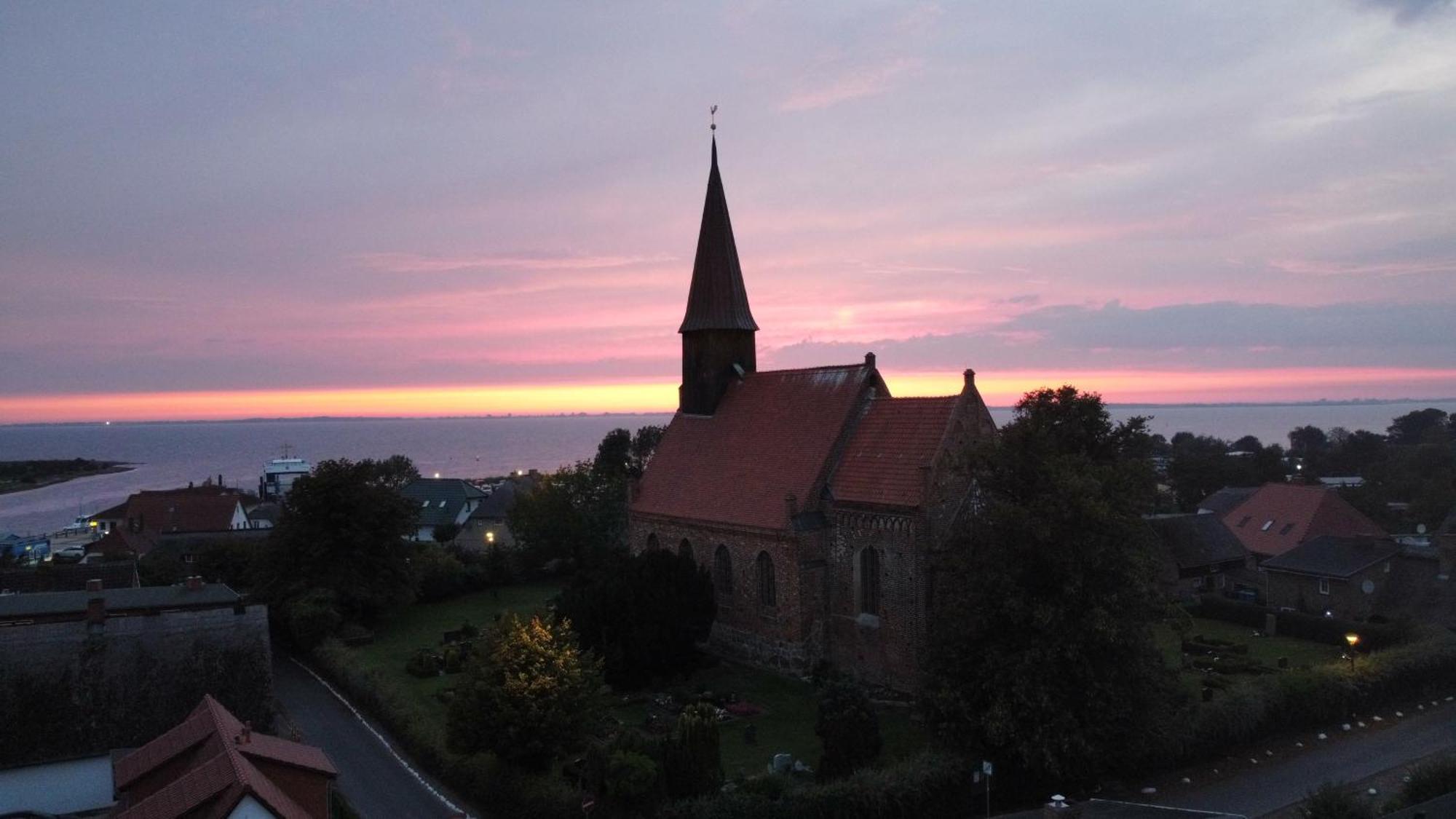 Ruegenferienhaus - Schaprode Hafen Екстер'єр фото
