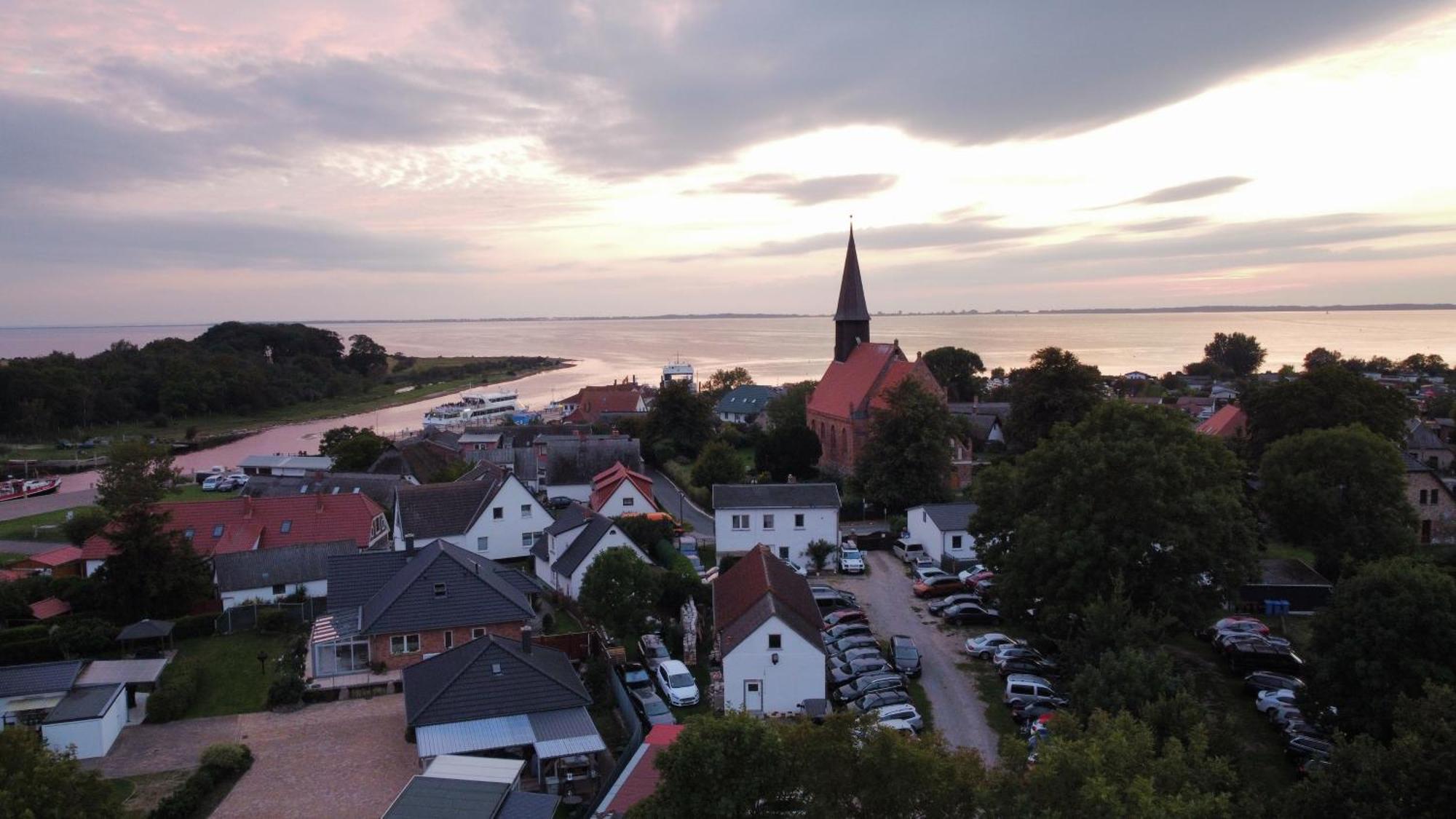 Ruegenferienhaus - Schaprode Hafen Екстер'єр фото