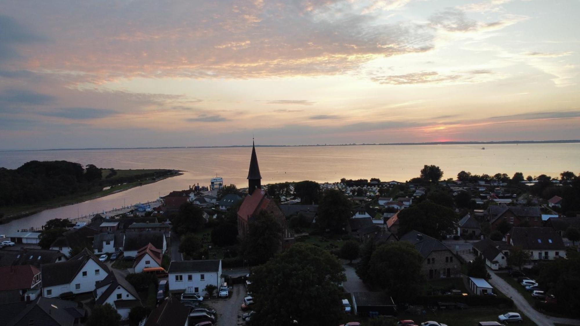 Ruegenferienhaus - Schaprode Hafen Екстер'єр фото